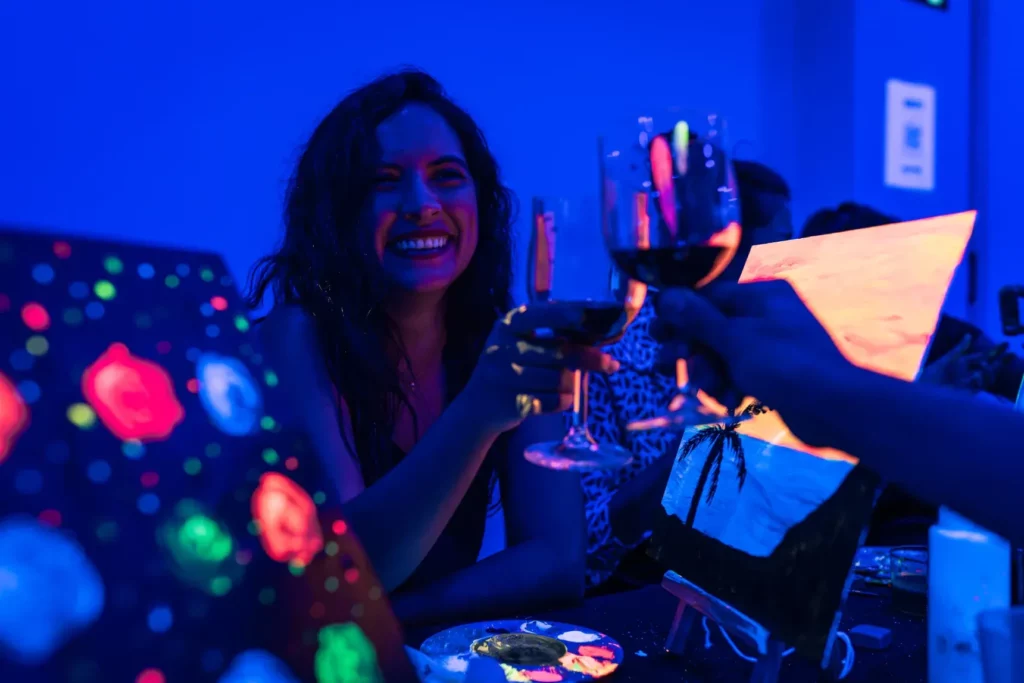 Experience Neon Brush in Brussels: paint under neon lights, enjoy drinks, and socialize in darkness.