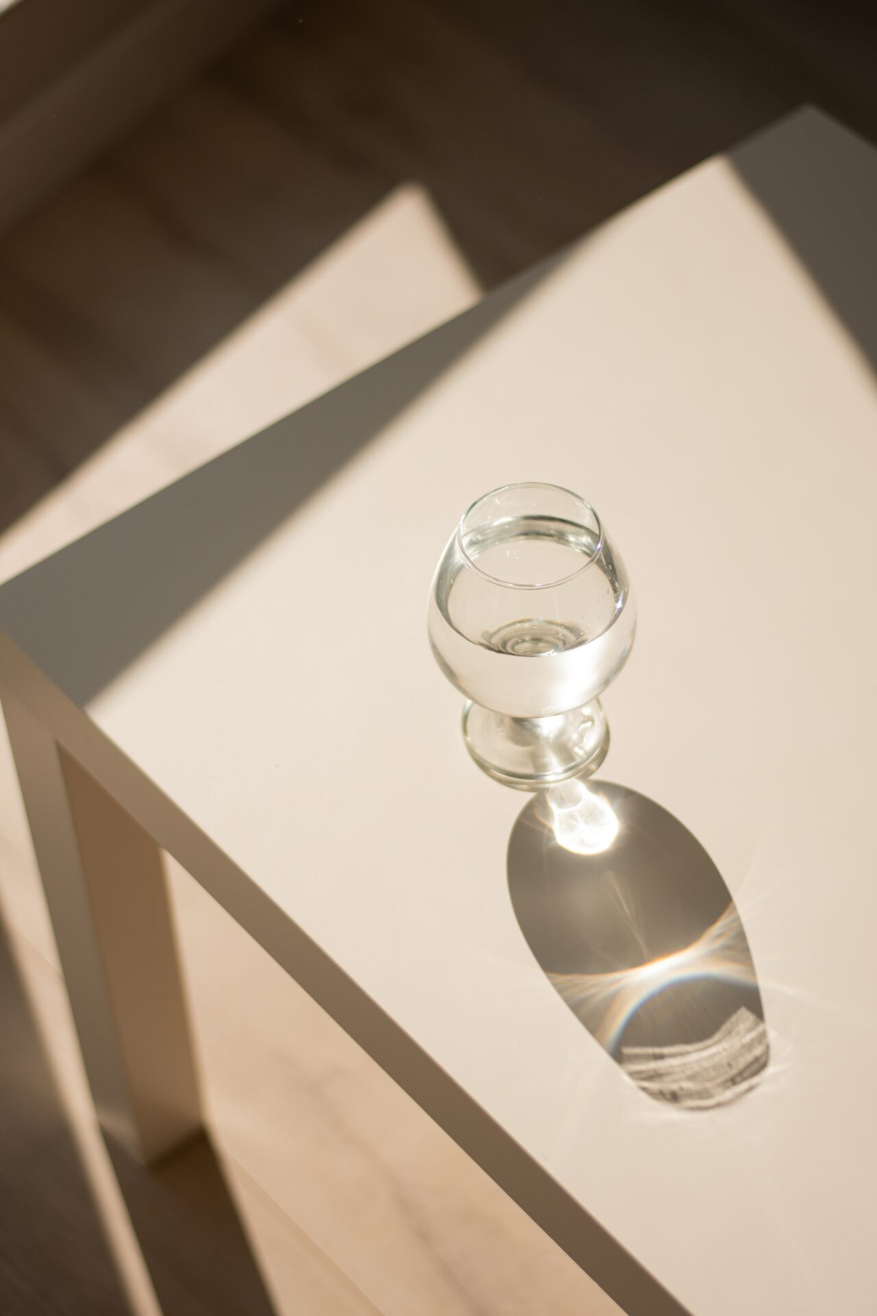 a glass of water on the table - Hygge hotel a glass of water on the table
